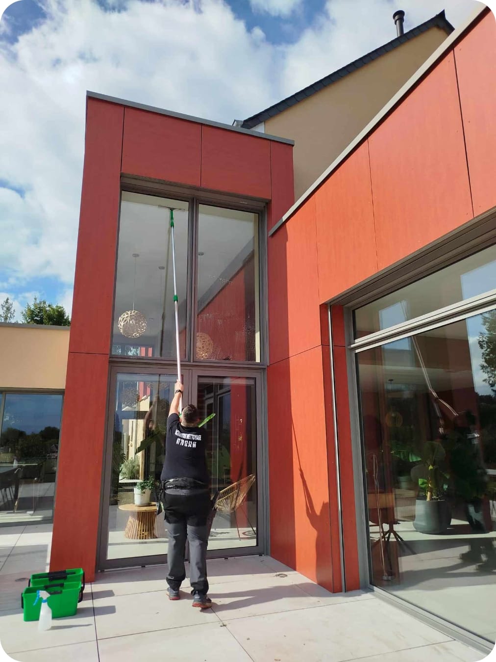 Nettoyage de baies vitrées - Maison contemporaine